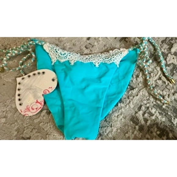 Beach Bunny Swimwear Bikini Bottoms Turquoise Blue Crochet Trim Size XL NEW - Picture 1 of 6